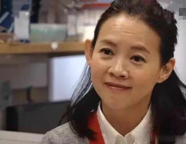 曾宝仪素颜被拍，大方微笑也不遮遮掩掩，纯天