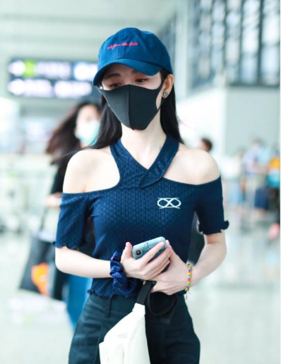 上衣|鞠婧祎露肩上衣 皮肤白皙肩部圆滑锁骨也露的刚刚好