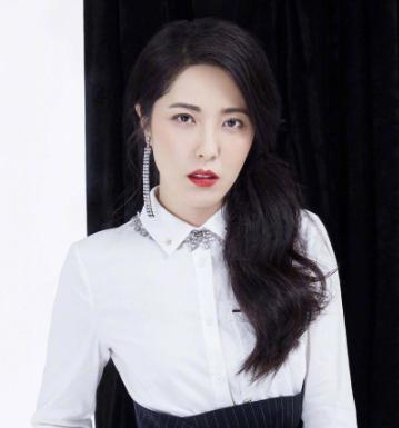 3任男友都是影帝，自己却不火，曾黎的人生被那套"男人装"毁了