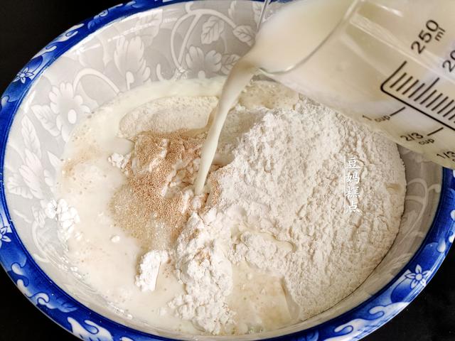 糯米早餐小饼，花2分钟，拌好面糊即成，软糯味美，冷了更香