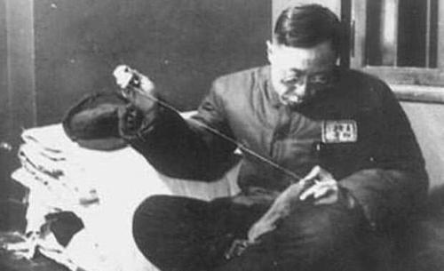 没见过世面的溥仪，第一次理发就被难住：嗡嗡