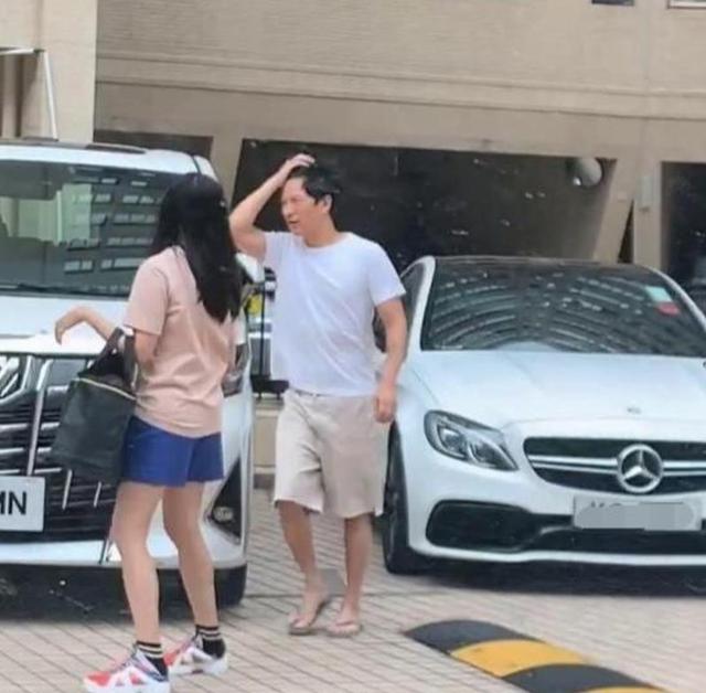 张家辉广东有钱人标配，大裤头人字拖随性出门，52岁发量优秀