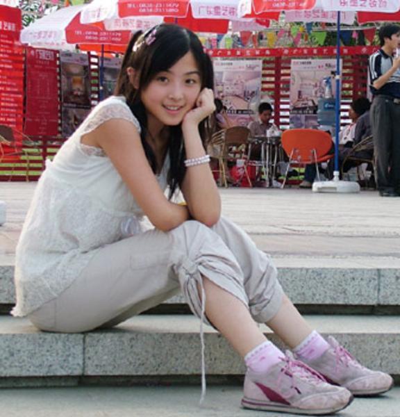 张含韵：出道即巅峰，却被骂“公交车”，陷陪