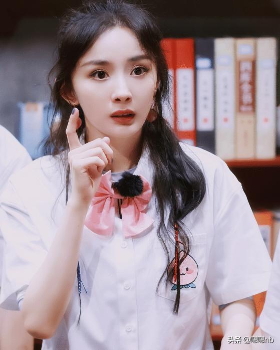 杨幂穿短裤坐着不方便，谁注意她的坐姿？一般