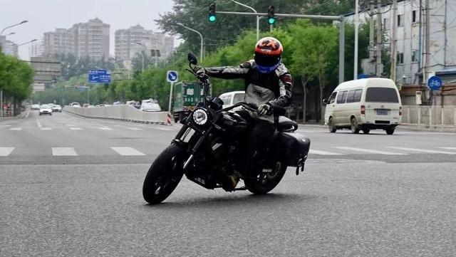 國產(chǎn)V型雙缸巡航車，前后碟剎配CBS，皮質(zhì)尾箱+側(cè)踢熄火，1.88萬