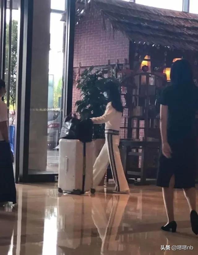 赵丽颖黑长直头发录《中餐厅》，身材瘦力气大，提大箱子爬楼梯