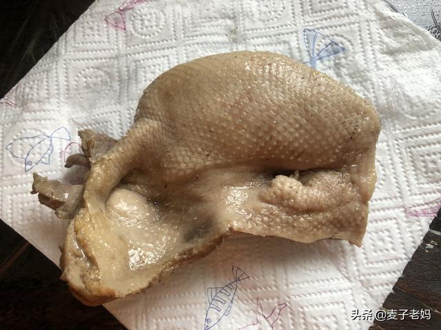夏天不妨多吃鸭子，只需三步就能做出香、酥、嫩的盐水鸭，试试吧
