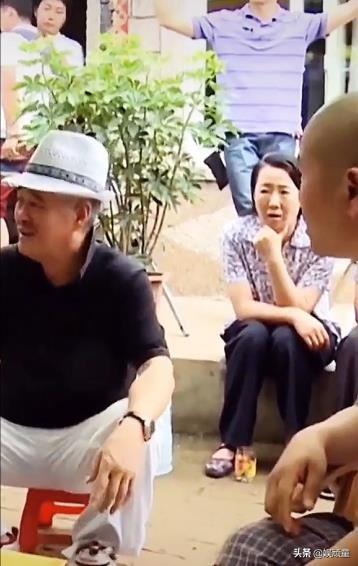 王小利被换掉不亏，自己坐靠背椅像师父，让赵本山仰视和他聊天