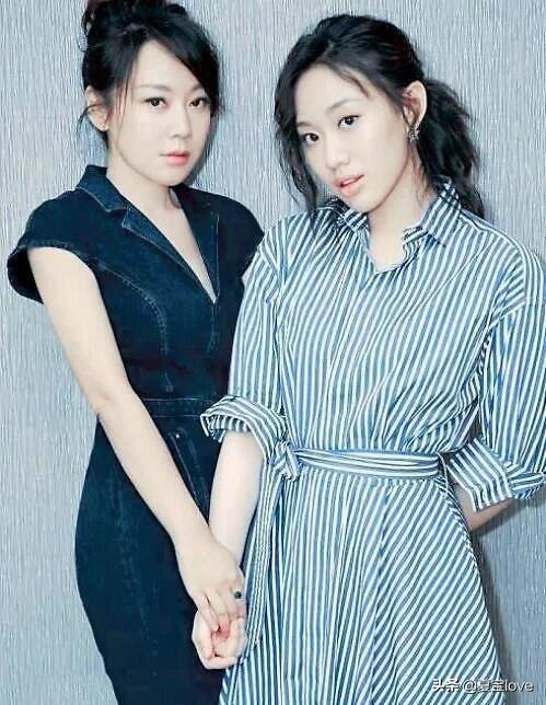 闫妮女儿毕业照曝光，五官清秀身材苗条，早已