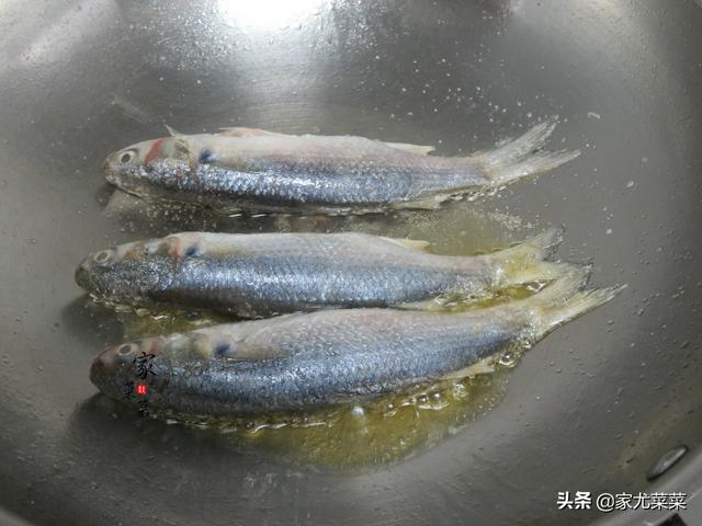 不管煎什么鱼，直接下油锅是不对的！煎鱼不破皮不粘锅，有诀窍