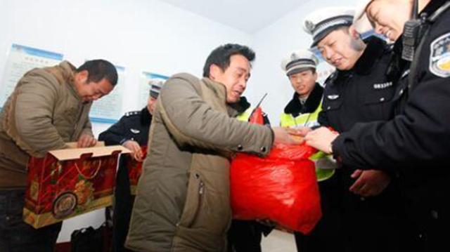 五菱宏光高速被查，交警打开后备箱，心酸却无法放行