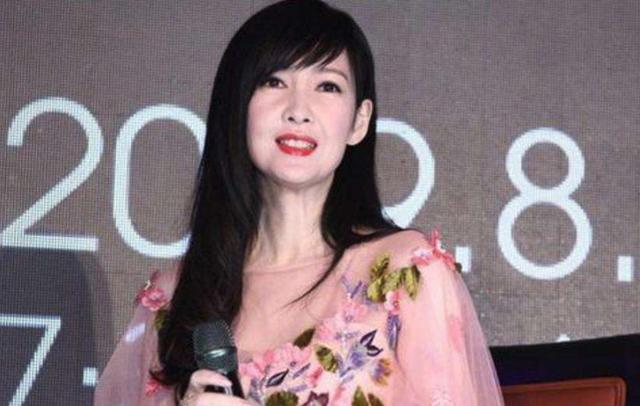 被誉为香港“玉女”，怕变老坚决不晒太阳不生