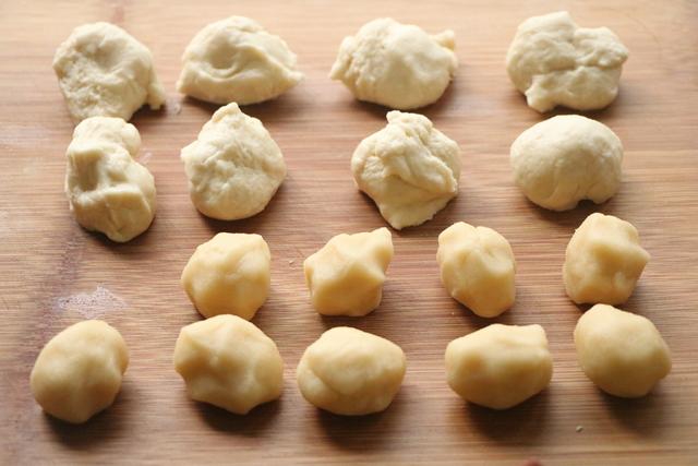 家里有面粉试试这样吃，层次多又酥脆，食材简单，做法一看就会