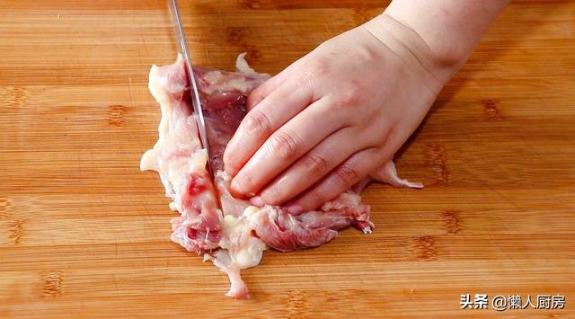 一个人在家吃什么，15元买了2个大鸡腿，做了一盘黑椒鸡腿饭