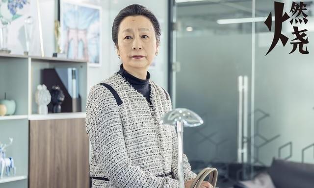 《燃烧》赵月娥为何要拉孙女许佳桐下水，而瞒