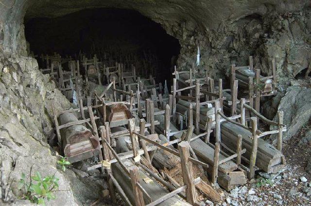 贵州深山里发现山洞，洞里放有500多具棺材，六