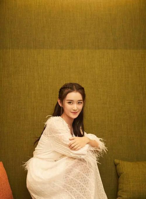 蒋依依请帅气男同学吃火锅，看清小哥哥的颜值