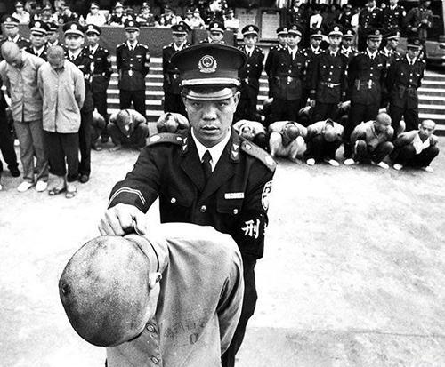 上世纪80年代，唐山“菜刀队”有多猖狂，竟敢拦截领导人的车队