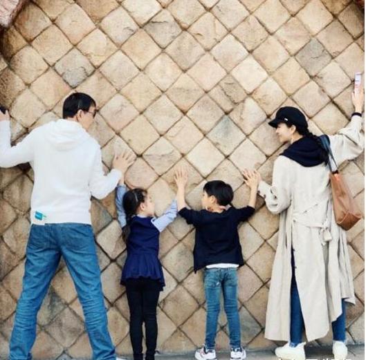 苗圃带龙凤胎两娃出行，和61岁富商老公，一家四口同框合影