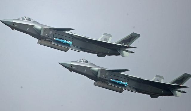 接近10架墜毀？F22雖強但頻頻出事，殲20順理成章摘得桂冠