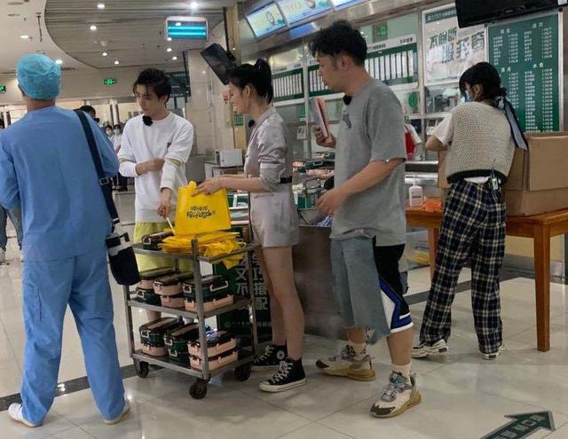 王俊凯杜海涛合体录《中餐厅4》，对比二人身高