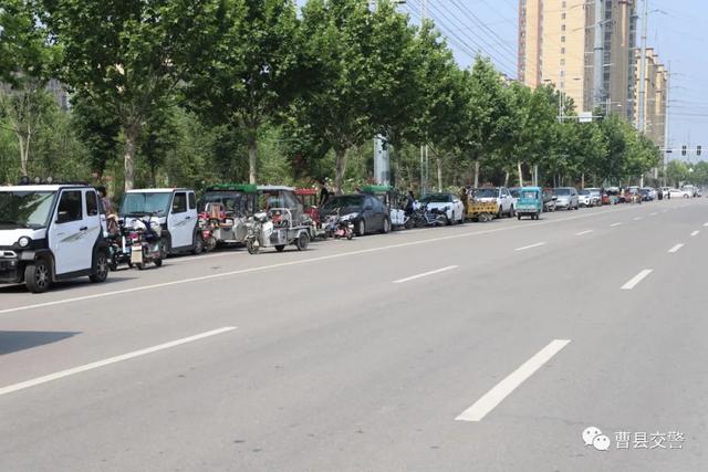 菏澤曹縣：路邊車輛統統被“貼條”，陪考家長有話說