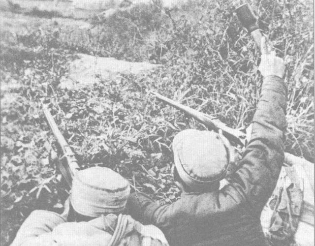 他被称为是不可多得的虎将，抗战中顺手牵羊，