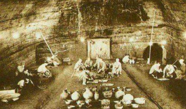 乾隆喜欢对称美，为何地宫却歪了一大截，专家