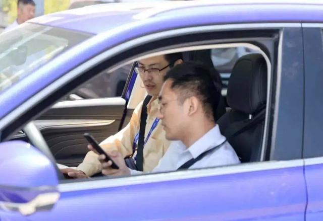 时速轻轻松松上240！保时捷销售带着顾客亲身体