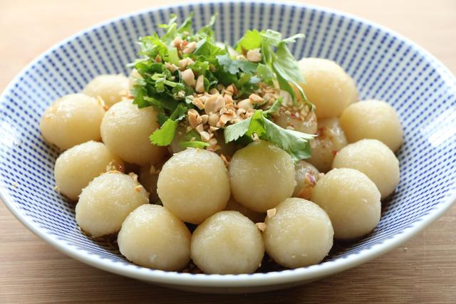 夏天土豆別燉了，簡單拌一拌，Q彈好吃，比涼皮還過癮，太開胃了