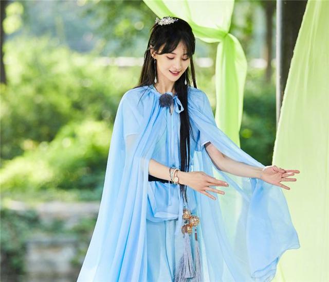 郑爽终于携“新剧”来袭，看到男主人选后，网友：收视稳了