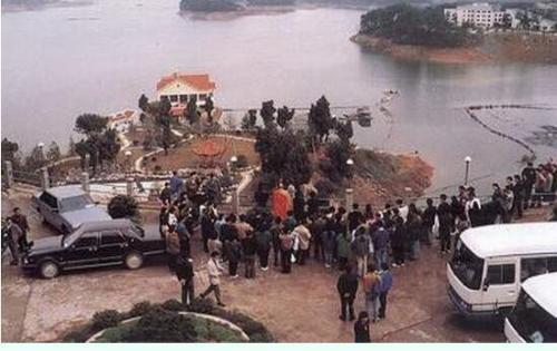 轰动两岸的“千岛湖惨案”始末，因谋财致24名台湾游客葬身火海