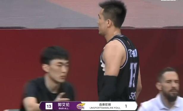 违体|郭艾伦违体犯规 新疆悍将重摔在地疑似伤到腰部被担架抬出场