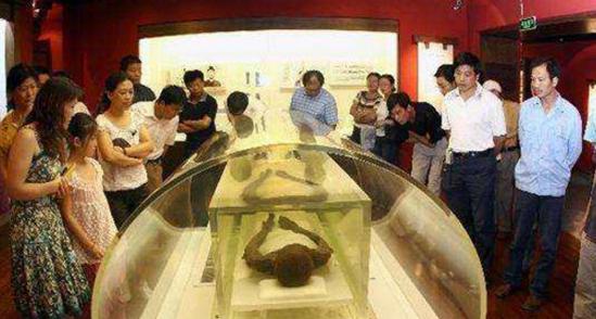 江西农工发现西汉古墓，棺中女尸突然“叹气”