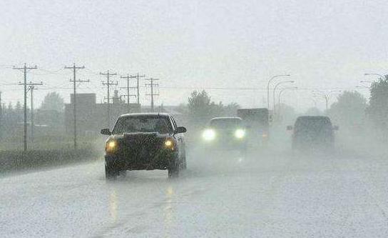 暴雨天开双闪算违章吗？交警：根本不懂开车，