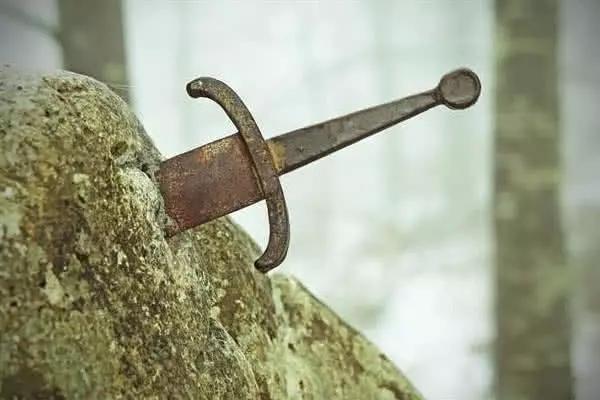 世界最出名五把宝剑，一把插在石头里，一把被称为不是人间的东西