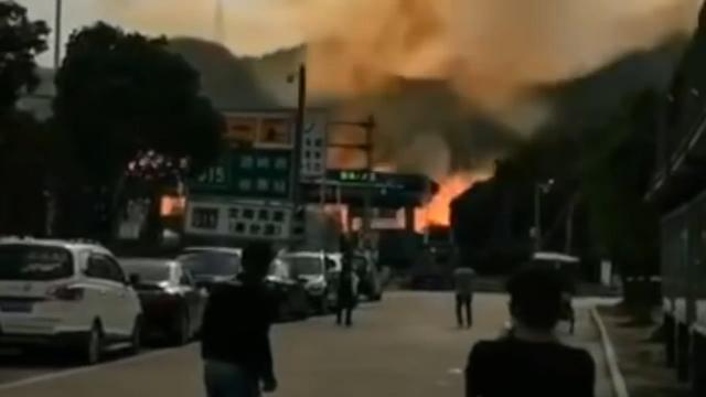 浙江温岭油罐车爆炸，破坏力惊人！高速公路已