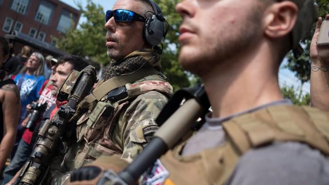 大批美国白人武装备战，准备随时“起义”：只要特朗普败选就动手