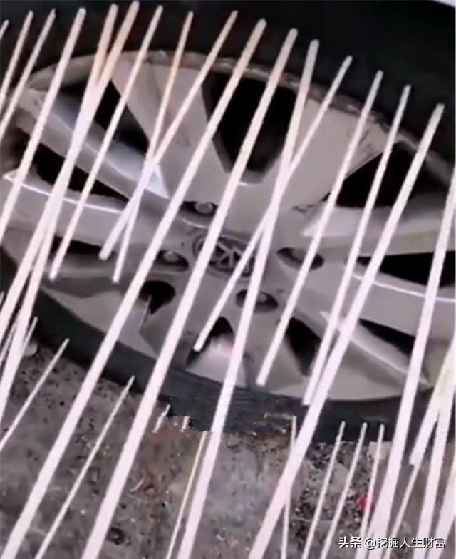 23万迈腾违停，整个车轮被人插满“牙签”