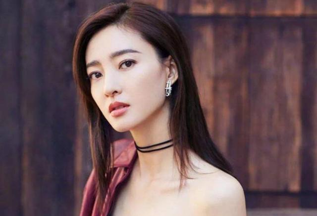 人设崩塌的王丽坤做了啥？只因选组中坚持自己，惨遭吐槽玩不起