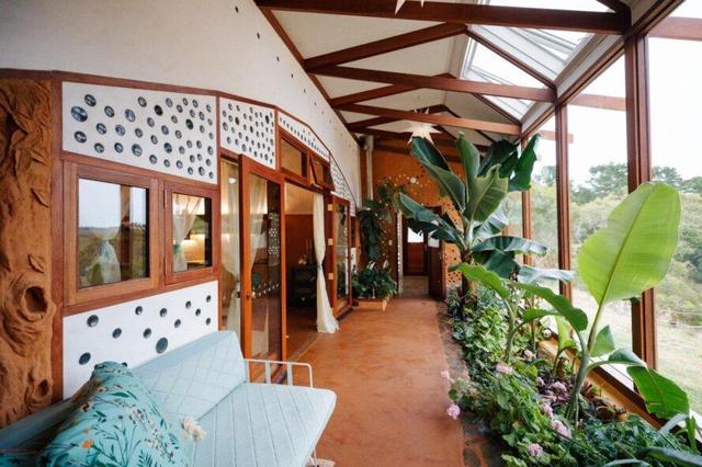 这个异想天开的”土轮船“，由回收的轮胎和瓶