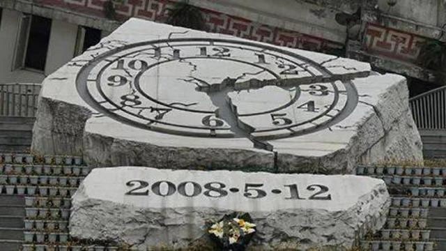 地震中解放军战士救下女孩，10年后女孩喊话：你该来娶我了