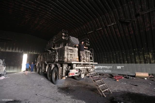 利比亚一军事强人被打惨，重要基地被对手占领，部队狼狈撤离首都