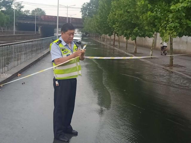 邯郸交巡警复兴二大队顶风冒雨疏导交通除隐患