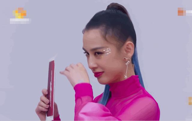 刘芸首次公演被淘汰，黄圣依哭上热搜，光眨眼