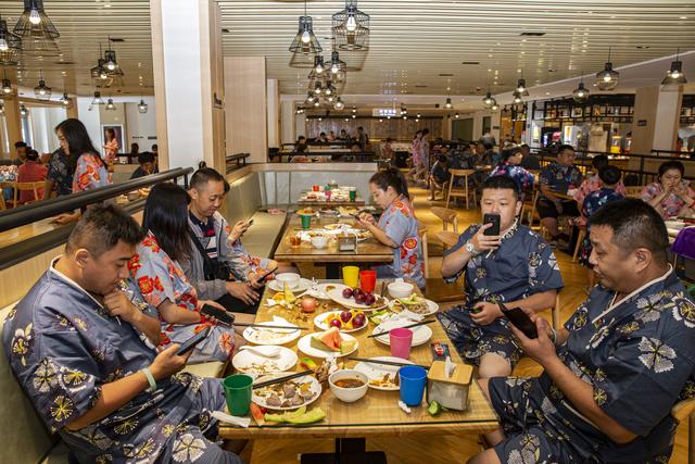 郑州汤盛温泉主打“24 小时随来随吃”豪华自助餐