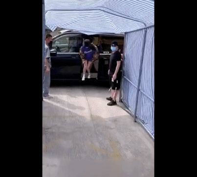 她被偷拍裙底？这都能算性骚扰了吧！还是应该