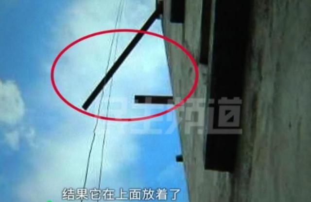 钢板掉落砸伤小伙，天价医药费却无人承担，负责人：我们不负责