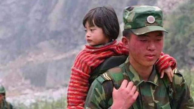 地震中解放军战士救下女孩，10年后女孩喊话：你该来娶我了