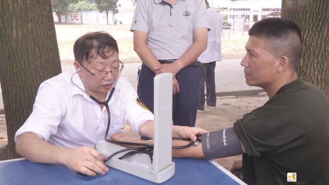 江西彭泽：送医药“上门”情暖江中岛